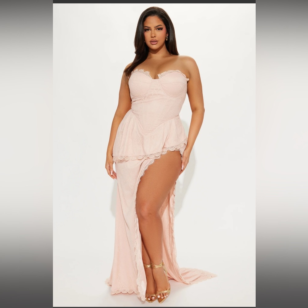 NWT Fashion Nova Katrina Lace Gown